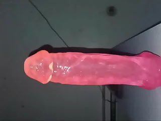 솔로보이는 거대한 분홍색 딜도로 극도의 즐거움을 탐구하며 전문적으로 그의 단단한 구멍 깊숙이 조종합니다. 각 추력은 자기 방종의 매혹적인 디스플레이를 만들어 자신의 몸을 통해 엑스터시의 파도를 보냅니다.