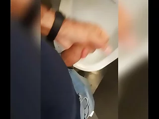 Dua pria gay mencari sensasi di toilet umum, berbagi fetish kencing keriting mereka. Pertemuan beruap terungkap, mengarah pada kepuasan timbal balik yang intens.