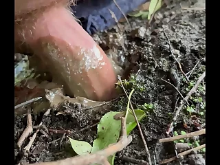 在野生树林中，一个大胆的二人组探索了古怪的农业色情。 鸡蛋用作湿滑的工具，陷入泥泞的孔口，形成泥泞，凌乱且强烈的奇观。