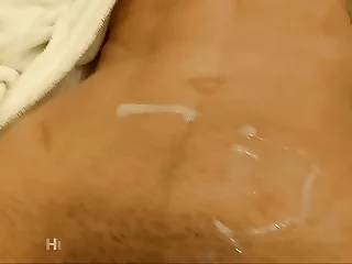 Josie Daimler, gej amator, oddaje się zmysłowemu masażowi, prowadząc do ekscytującej sesji ssania i ruchania. Ten domowy film pokazuje jego intensywną przyjemność i wybuchowy Orgazm, pozostawiając go spragnionym więcej.