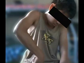 18 ساله Jakol, یک نوجوان و مشتاق بدون مو, افراط در لذت بردن از خود, ماهرانه نوازش عضو جوان خود را تا زمانی که او آزاد یک بار گرم از تقدیر. عملکرد پرشور این نوجوان فیلیپینی مطمئنا بینندگان را مجذوب خود می کند.