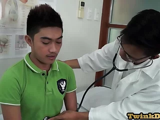 Wizyta lekarza staje się ekscytująca, gdy młody pacjent nie może oprzeć się uwodzicielskiemu spojrzeniu lekarza. Pokój nagrzewa się ekscytującym spotkaniem gaymedic, prowadzącym do dzikiej sesji analnej.