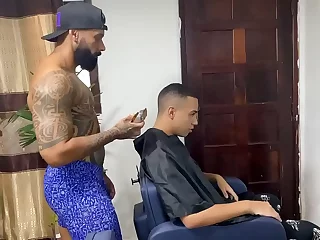 Тест на бритье члена! Молодому бразильскому красавчику бреют задницу и растягивают большим членом. Смотрите, как он кричит и брызгается в этом горячем действии без седла.